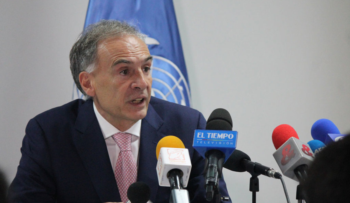 Jean Arnault, Special Representative of the Secretary-General for Colombia, briefs journalists at a press conference in Bogotá. Photo: UNIC Bogotá