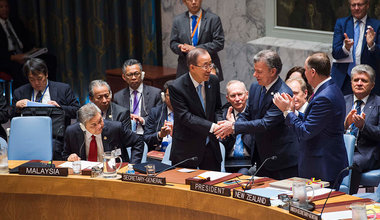 El presidente de Colombia entregó una copia del Acuerdo de Paz al Consejo de Seguridad en una sesión especial de ese órgano resolutivo. Foto: ONU/Amanda Voisard