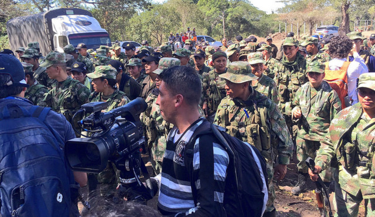 Mas de 200 hombres y mujeres de FARC-EP marchan al Punto de Pondores, La Guajira donde será su campamento. Ahí tendrá lugar la dejación de armas - rol Misión de la ONU - y su transición a la vida civil.